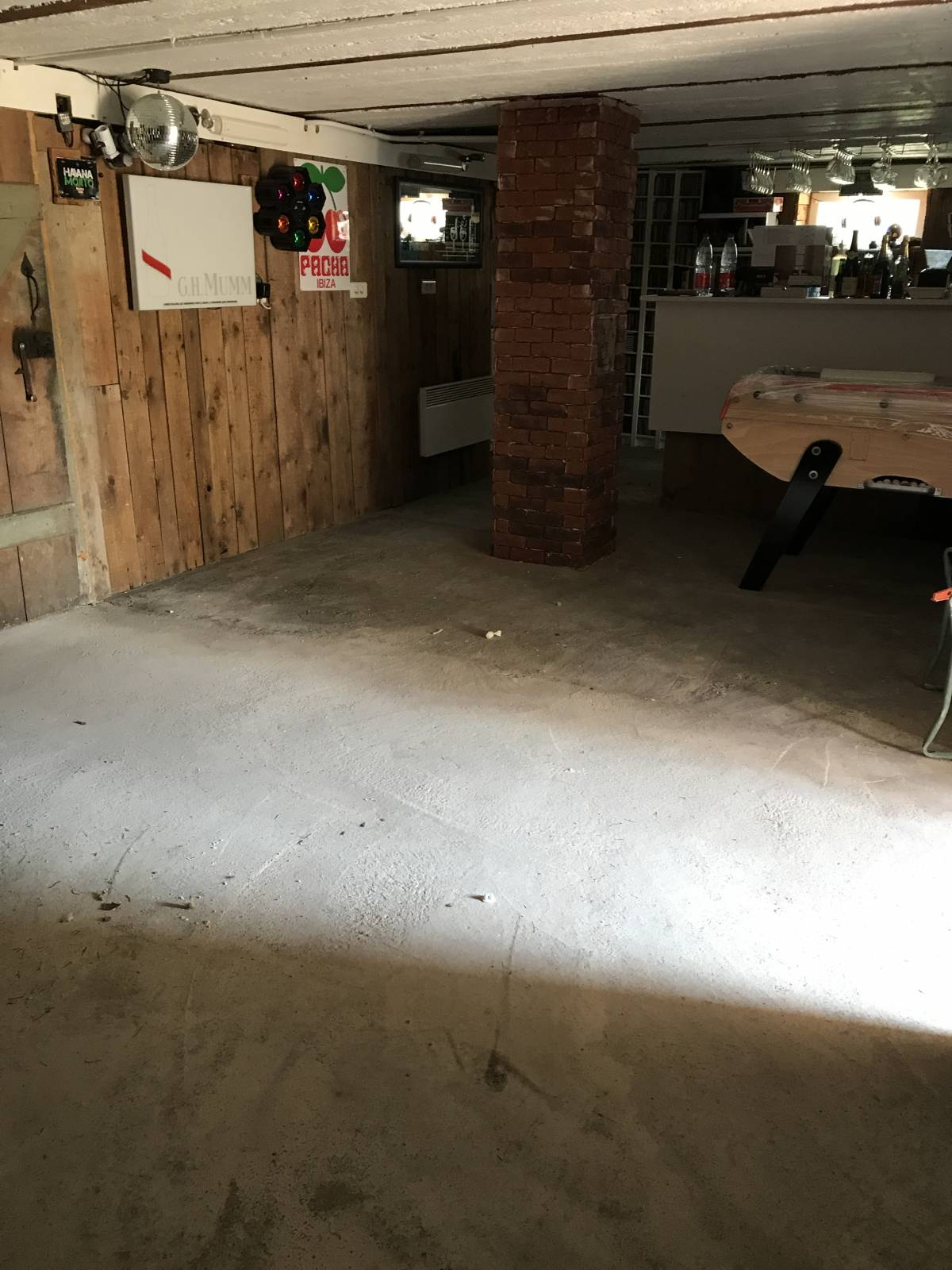 R&eacute;alisation d’un escalier et sol en r&eacute;sine et pierre naturelles dans une caveau &agrave; Brumath Saverne 0