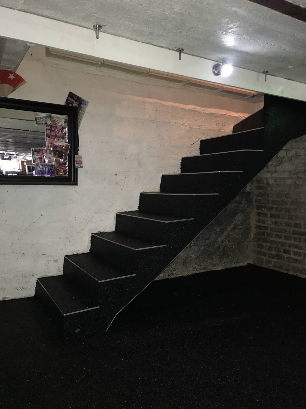 R&eacute;alisation d’un escalier et sol en r&eacute;sine et pierre naturelles dans une caveau &agrave; Brumath Strasbourg 2